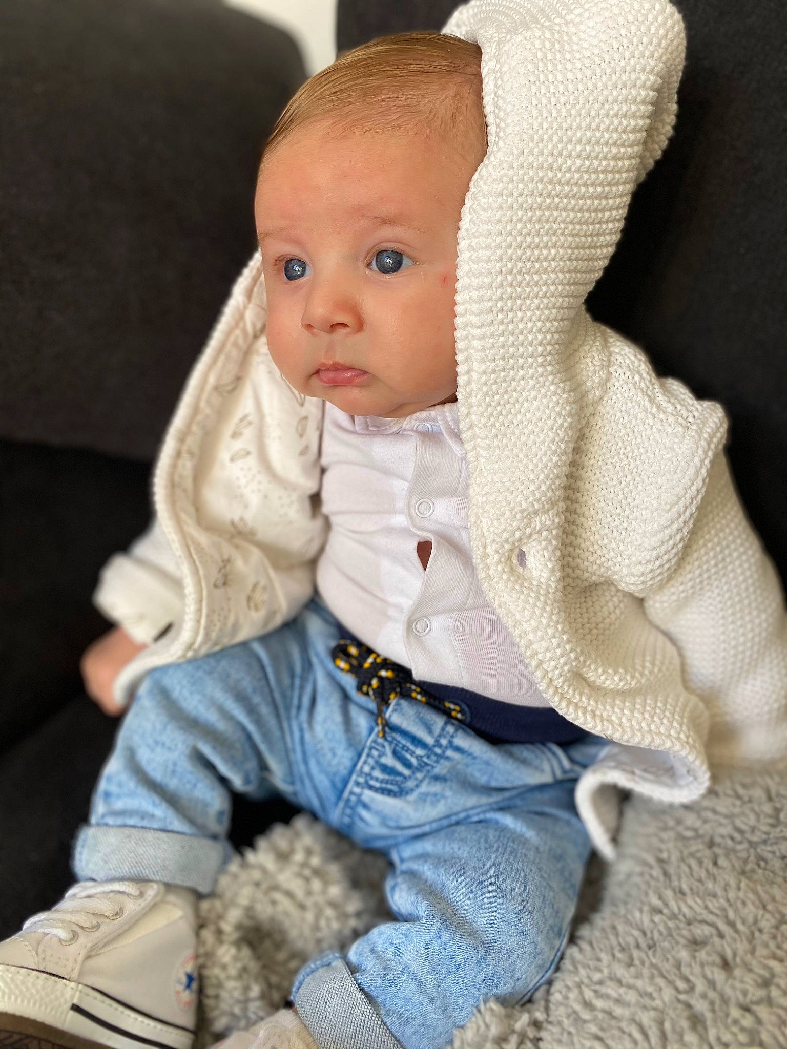 Lyo a rejoint le concours — aidez-le/la à gagner de superbes lots ! arm, baby, baby_toddler_clothing, cheek, collar, comfort, denim, finger, fur, human_body, leg, lip, nose, outerwear, person, sitting, skin, sleeve, toddler, wood