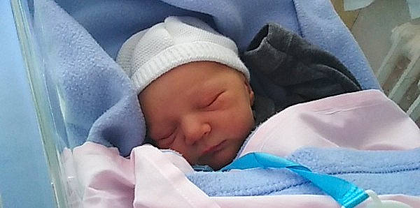 Matthew a rejoint le concours — aidez-le/la à gagner de superbes lots ! baby, baby_products, baby_sleeping, bedtime, birth, child, childbirth, comfort, eye, headwear, mouth, nap, nose, person, product, skin, sleep, toddler