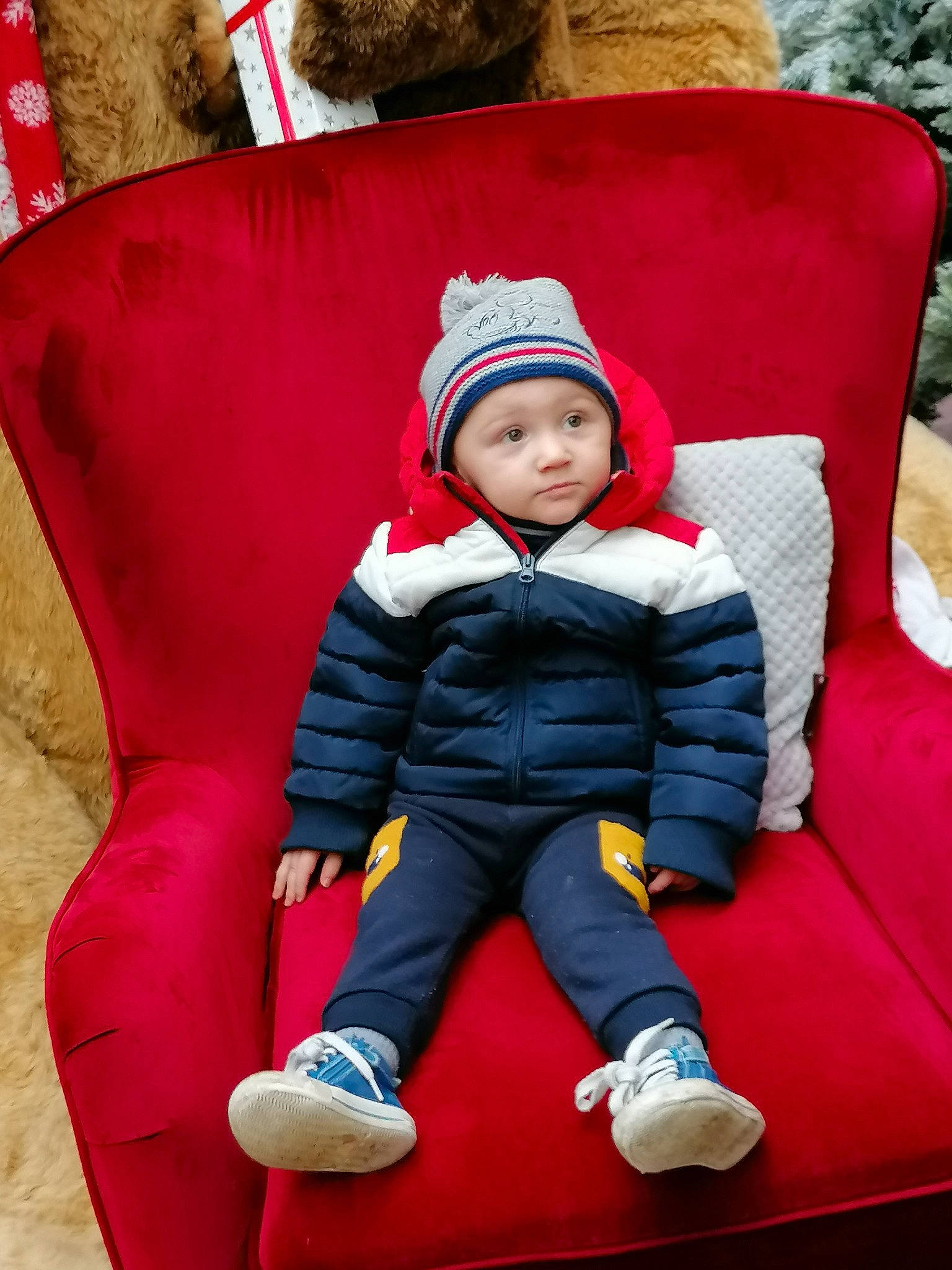 Matthew participe au concours pour gagner de l'argent avec cette photo : baby, baby_toddler_clothing, cap, child, comfort, electric_blue, fun, happy, hat, headwear, human_body, lap, leisure, magenta, mammal, person, recreation, red, sitting, sleeve