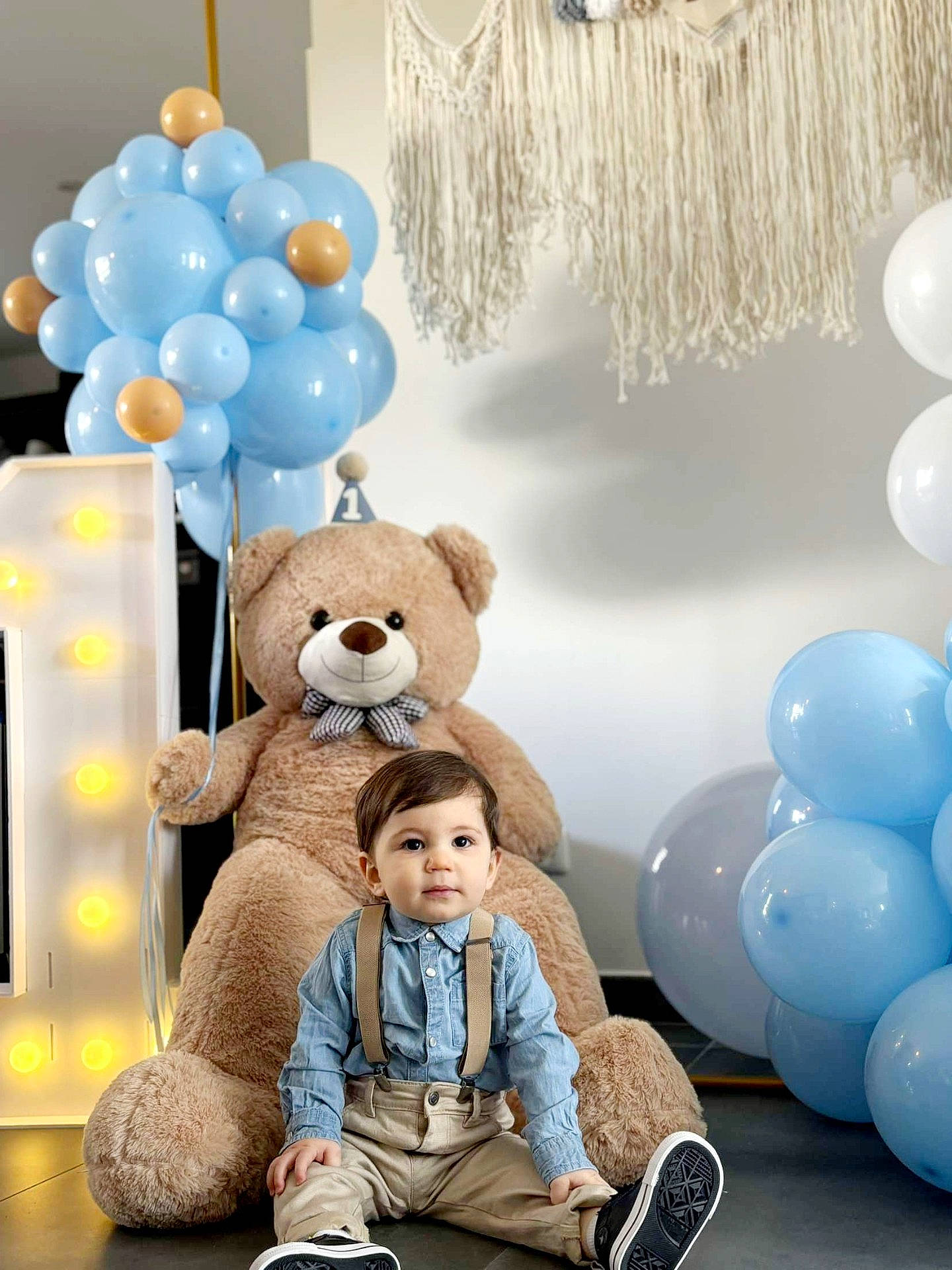 Zack a rejoint le concours — aidez-le/la à gagner de superbes lots ! balloon, boy, child, clothing, face, footwear, fun, hair, head, jeans, male, pants, party, people, person, shoe, sitting, sleeve, teddybear, toy