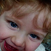 Jullian a rejoint le concours — aidez-le/la à gagner de superbes lots ! child, toddler, close_up, face, blue_eyes, curly_hair, smile, teeth, cheek, skin, portrait, candid, indoor, rosy_cheeks, nose, mouth, happy, baby, clothing, hair