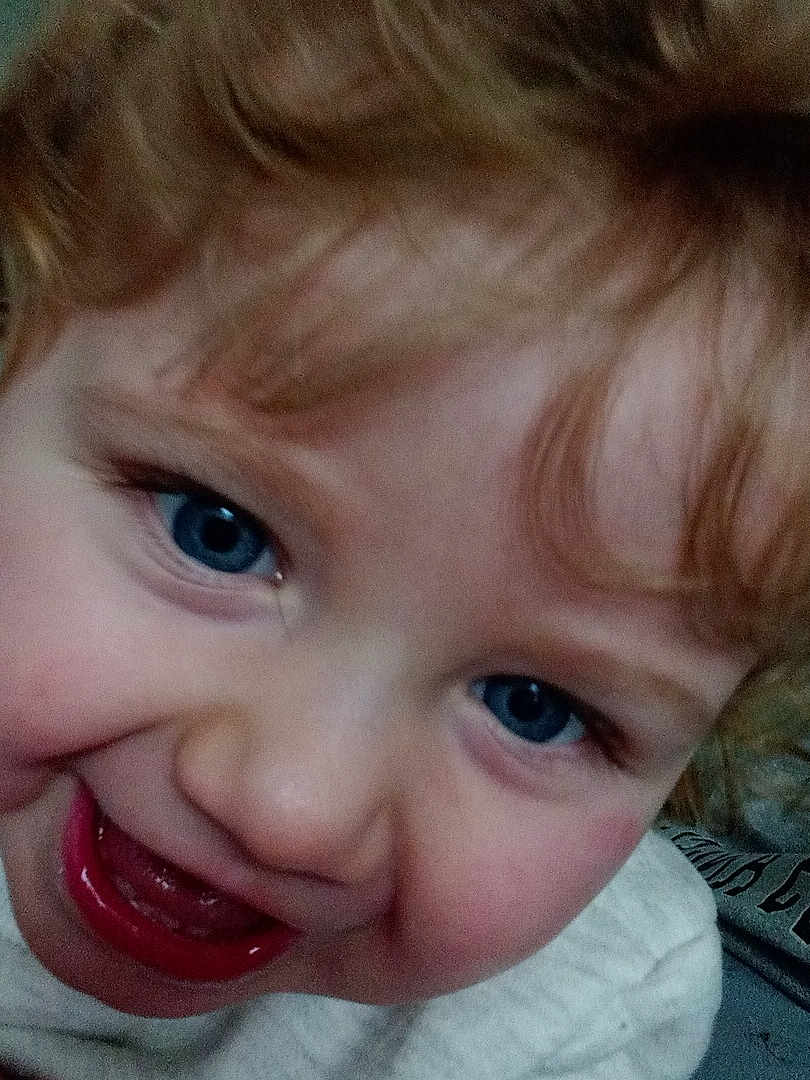 Jullian a rejoint le concours — aidez-le/la à gagner de superbes lots ! child, toddler, close_up, face, blue_eyes, curly_hair, smile, teeth, cheek, skin, portrait, candid, indoor, rosy_cheeks, nose, mouth, happy, baby, clothing, hair