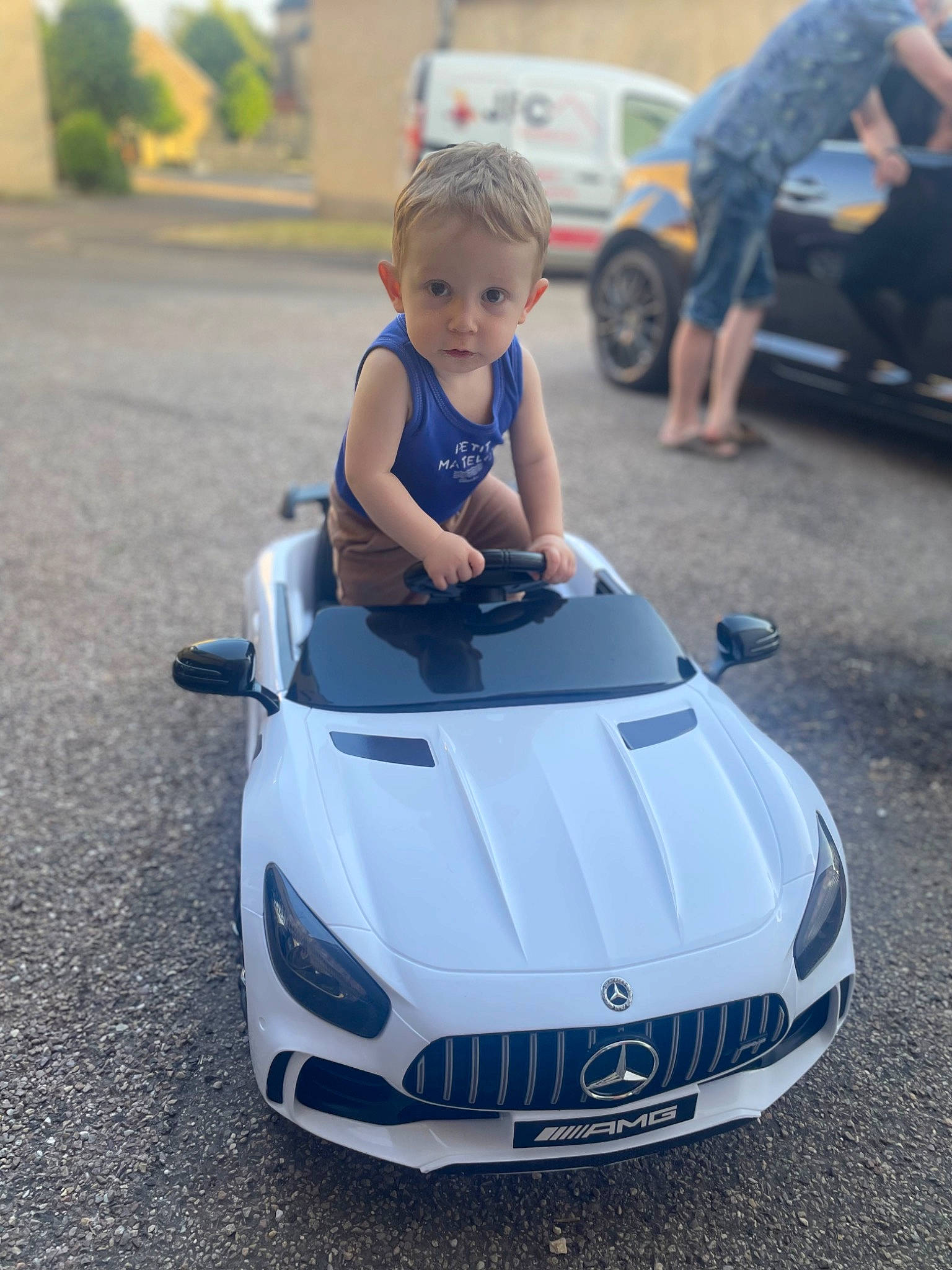 Livio a rejoint le concours — aidez-le/la à gagner de superbes lots ! automotive_design, automotive_exterior, automotive_lighting, automotive_tire, automotive_wheel_system, bumper, car, grille, hood, light, motor_vehicle, person, personal_luxury_car, shorts, tire, toddler, vehicle, vehicle_registration_plate, wheel, white