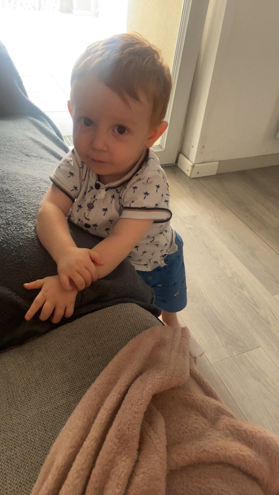 Livio a rejoint le concours — aidez-le/la à gagner de superbes lots ! baby, baby_toddler_clothing, comfort, elbow, face, finger, floor, flooring, hairstyle, hardwood, head, human_leg, joint, knee, leg, person, skin, sleeve, t_shirt, toddler