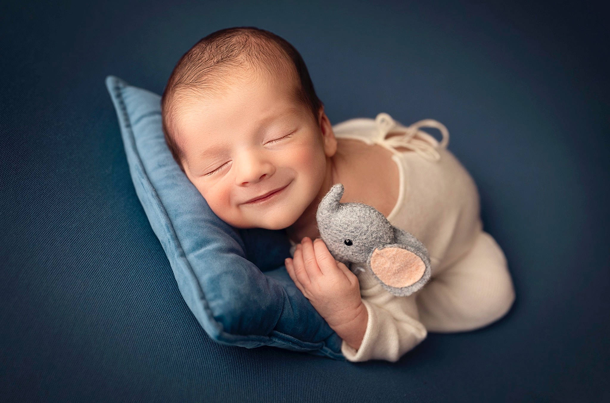 Aaron a rejoint le concours — aidez-le/la à gagner de superbes lots ! baby, baby_toddler_clothing, cheek, comfort, ear, finger, flash_photography, gesture, grey, hand, happy, iris, joy, mouth, nose, person, skin, smile, thumb, toddler