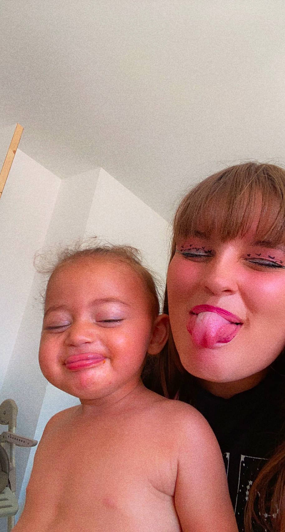 Kenza participe au concours pour gagner de l'argent avec cette photo : cheek, chin, ear, eye, eyebrow, eyelash, forehead, fun, gesture, happy, iris, jaw, joy, lip, mouth, neck, nose, person, pink, shoulder