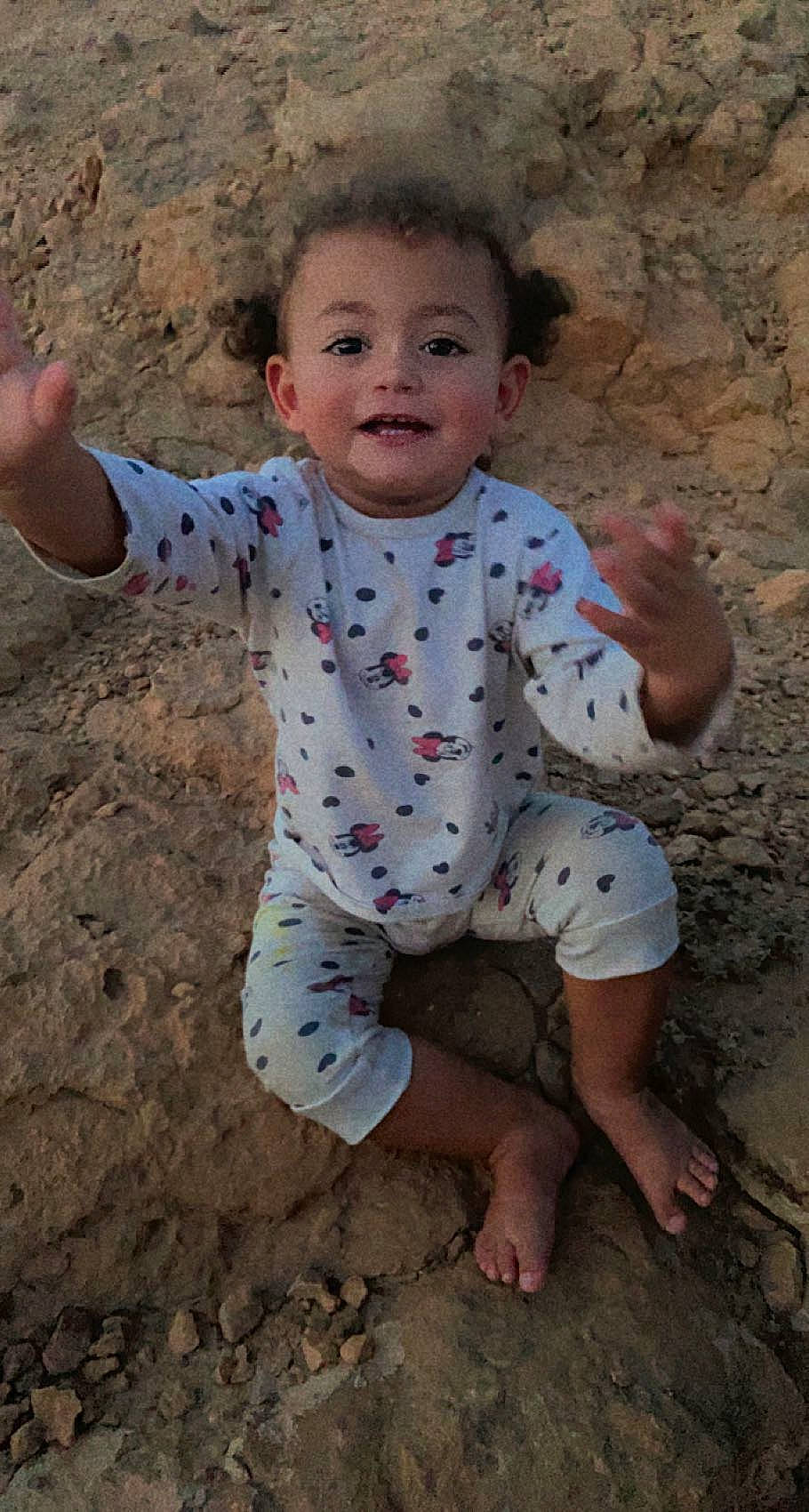 Kenza a rejoint le concours — aidez-le/la à gagner de superbes lots ! baby, baby_toddler_clothing, barefoot, beach, body_of_water, child, face, finger, flooring, fun, gesture, grass, happy, head, people_in_nature, person, sand, sleeve, smile, soil