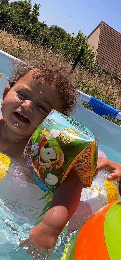 Kenza a rejoint le concours — aidez-le/la à gagner de superbes lots ! chest, child, fun, grass, happy, leisure, person, plant, recreation, smile, soil, summer, swimming_pool, thigh, vacation