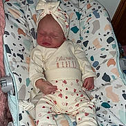 Yuna participe au concours pour gagner de l'argent avec cette photo : newborn, baby, sleeping, infant, headband, clothing, baby_rocker, patterned, cozy, child, indoors, cute, small, resting, soft, wearing, person, adorable, comfort, peaceful