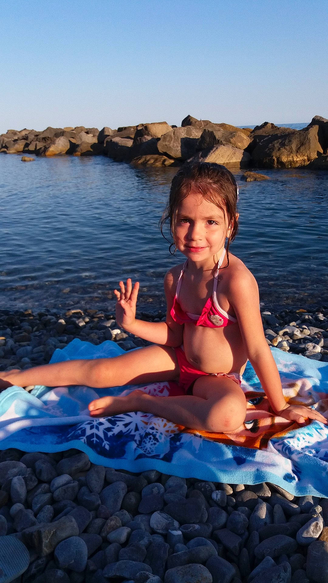 Clara participe au concours pour gagner de l'argent avec cette photo : beach, boating, body_of_water, coast, coastal_and_oceanic_landforms, fun, girl, joy, leisure, ocean, person, recreation, sea, summer, sun_tanning, swimwear, tourism, vacation, water, wave