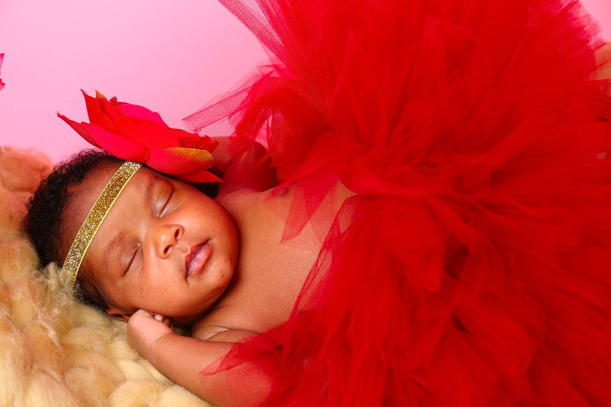 Seona a rejoint le concours — aidez-le/la à gagner de superbes lots ! arm, baby, bed, black_hair, clothing, comfort, dress, eye, eyelash, hair, hair_accessory, happy, headband, headgear, headpiece, human_body, lip, long_hair, person, petal