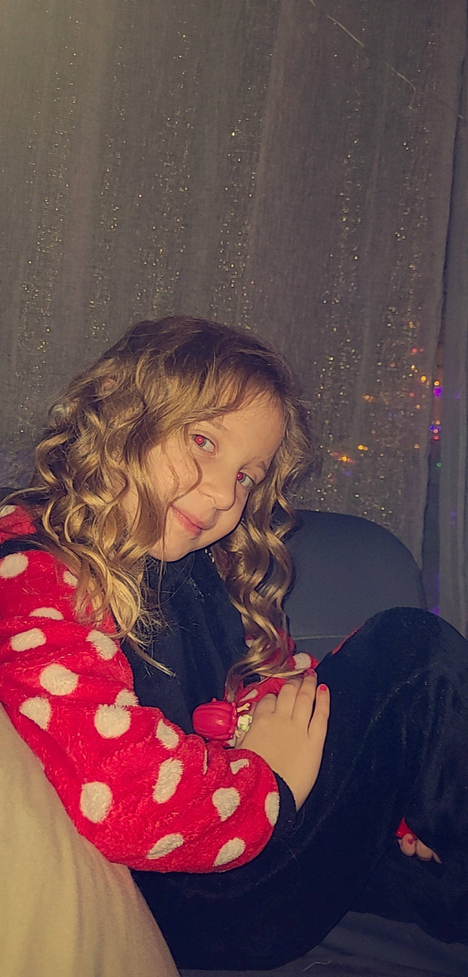 Clara participe au concours pour gagner de l'argent avec cette photo : arm, beauty, cheek, curtain, eye, facial_expression, finger, fun, hair, hairstyle, happy, head, human_body, iris, lip, organ, person, skin, textile, tints_and_shades