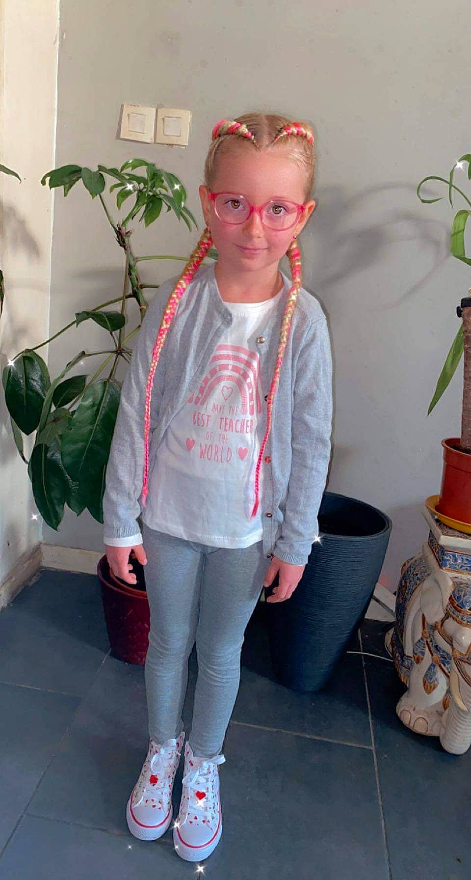 Léana participe au concours pour gagner de l'argent avec cette photo : bag, cool, eyewear, face, fashion, fashion_design, glasses, joint, luggage_and_bags, outerwear, person, pink, plant, shoulder, sleeve, sneakers, street_fashion, sunglasses, textile, vision_care