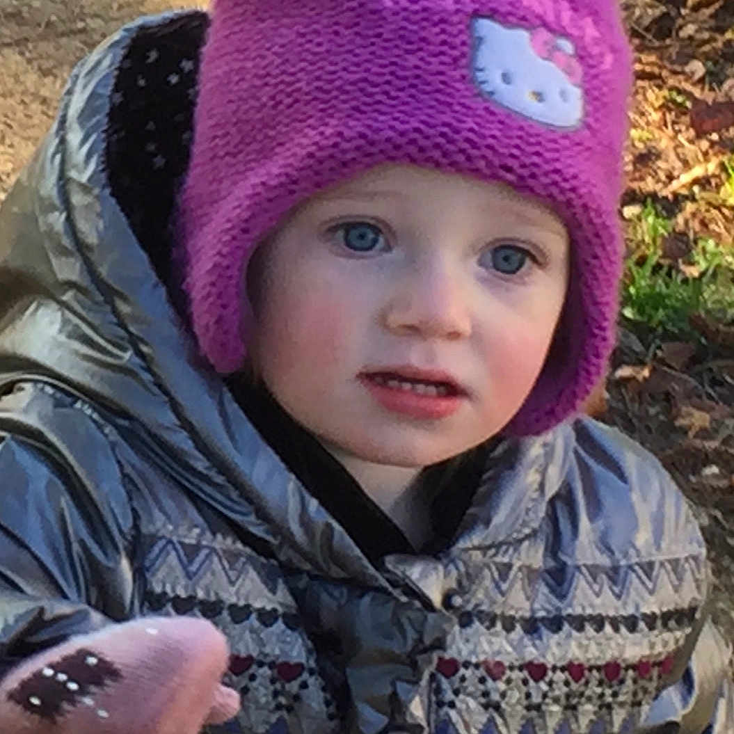 Lisa participe au concours pour gagner de l'argent avec cette photo : child, toddler, hat, hello_kitty, jacket, outdoor, autumn, leaves, blue_eyes, curious, cold_weather, knit_hat, nature, person, portrait, winter_clothing, young_child, cute, exploring, daylight