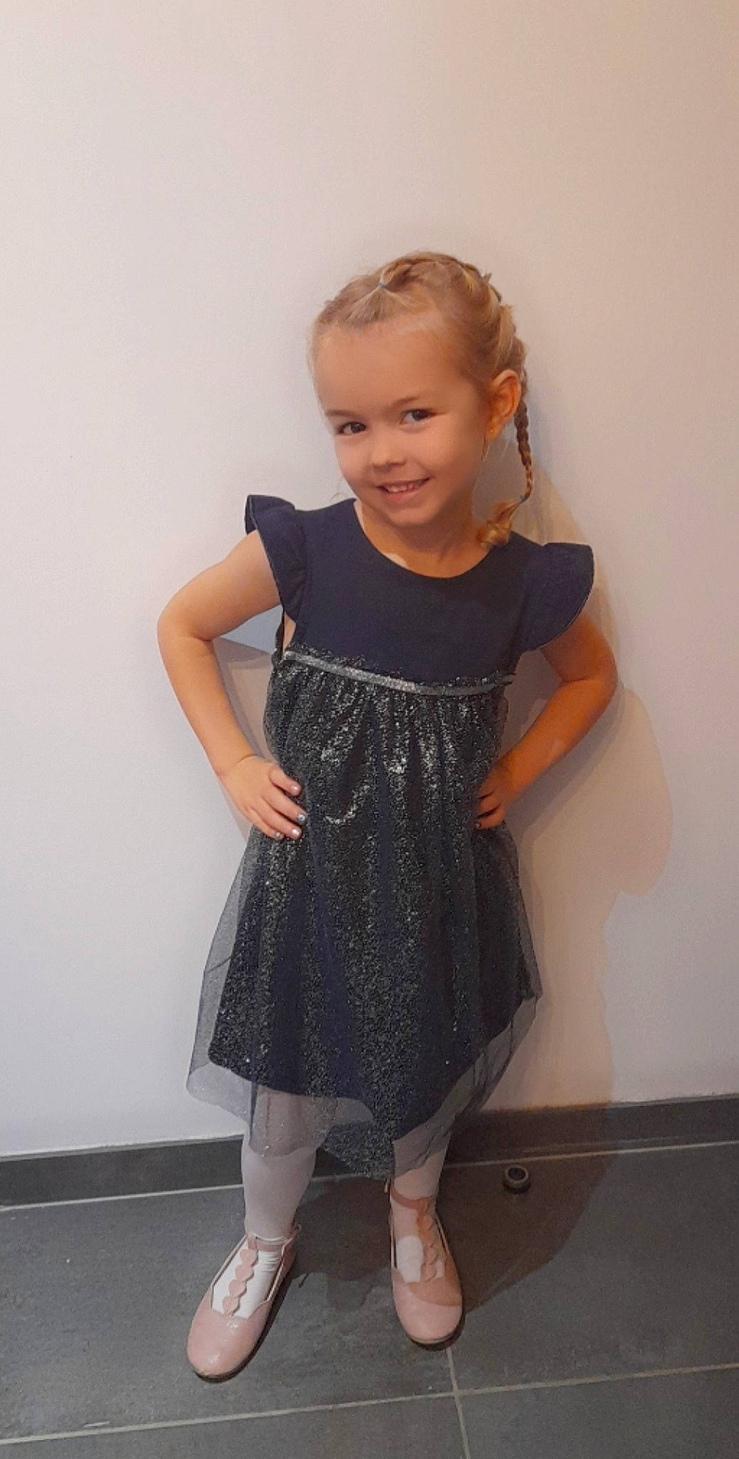 Jade a rejoint le concours — aidez-le/la à gagner de superbes lots ! abdomen, baby_toddler_clothing, day_dress, dress, fashion_design, formal_wear, hair, human_leg, joint, joy, knee, neck, one_piece_garment, outerwear, person, shoulder, sleeve, smile, thigh, toddler