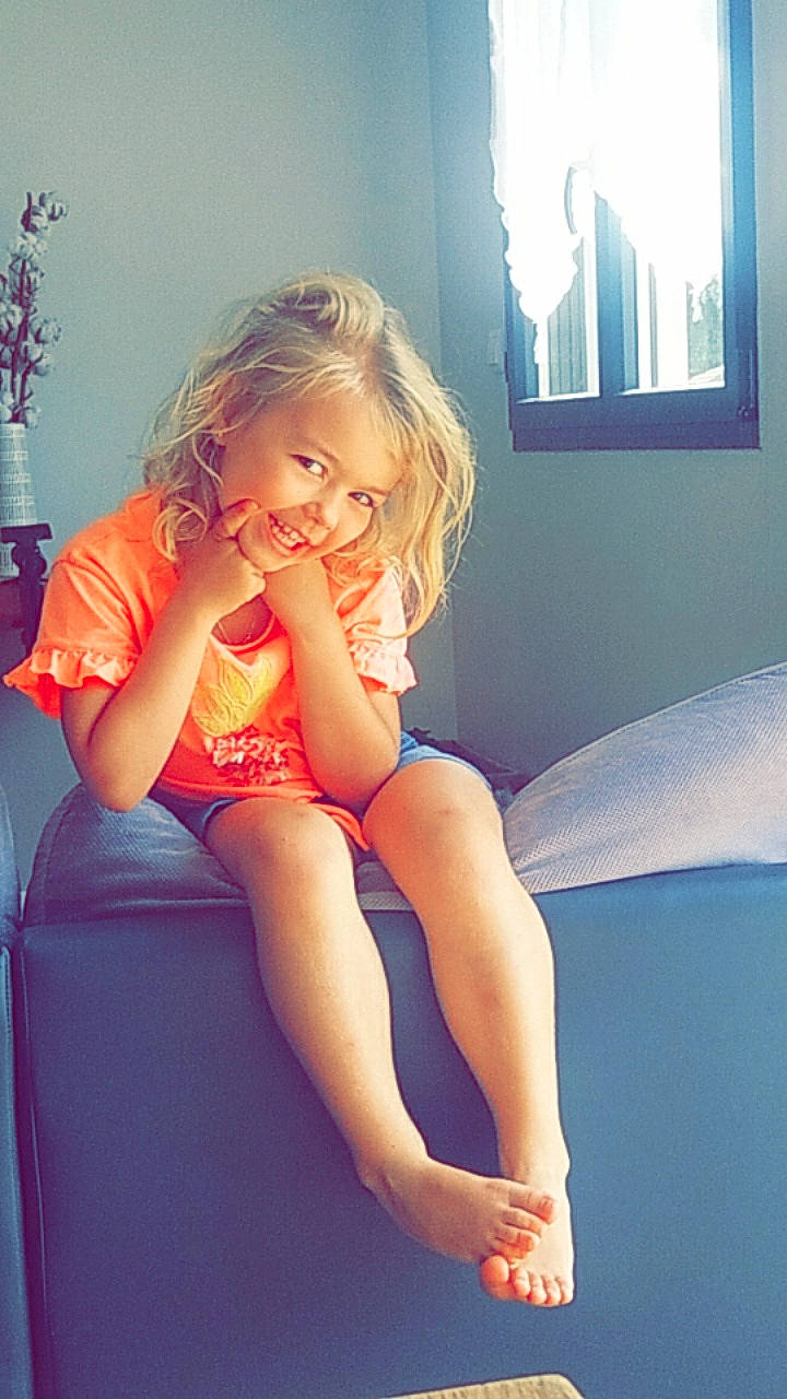 Jade a rejoint le concours — aidez-le/la à gagner de superbes lots ! barefoot, comfort, electric_blue, finger, fun, hair, happy, human_body, joint, knee, lap, leg, leisure, long_hair, muscle, person, shorts, shoulder, skin, thigh