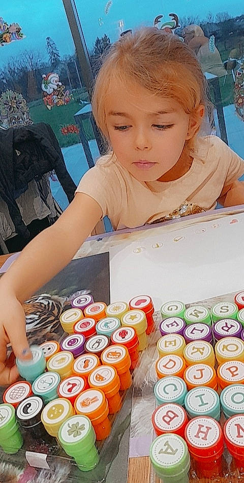 Jade a rejoint le concours — aidez-le/la à gagner de superbes lots ! canning, chair, child, comfort_food, convenience_food, drink, food, fun, local_food, paint, party, person, play, product, recreation, retail, snapshot, sweetness, t_shirt, toddler