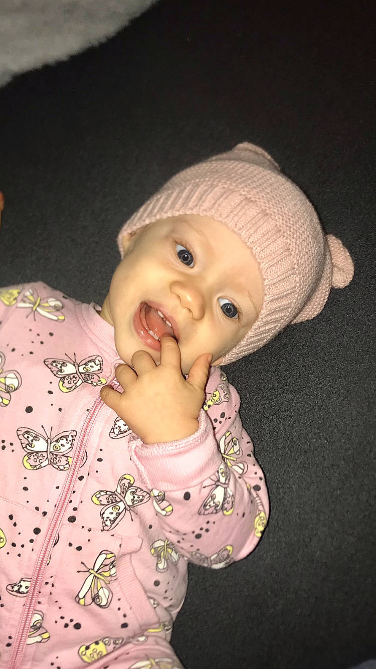 Lizzie participe au concours pour gagner de l'argent avec cette photo : baby, baby_toddler_clothing, cap, cheek, chin, eye, eyebrow, face, hand, head, headwear, human_body, iris, lip, mouth, nose, outerwear, person, pink, skin