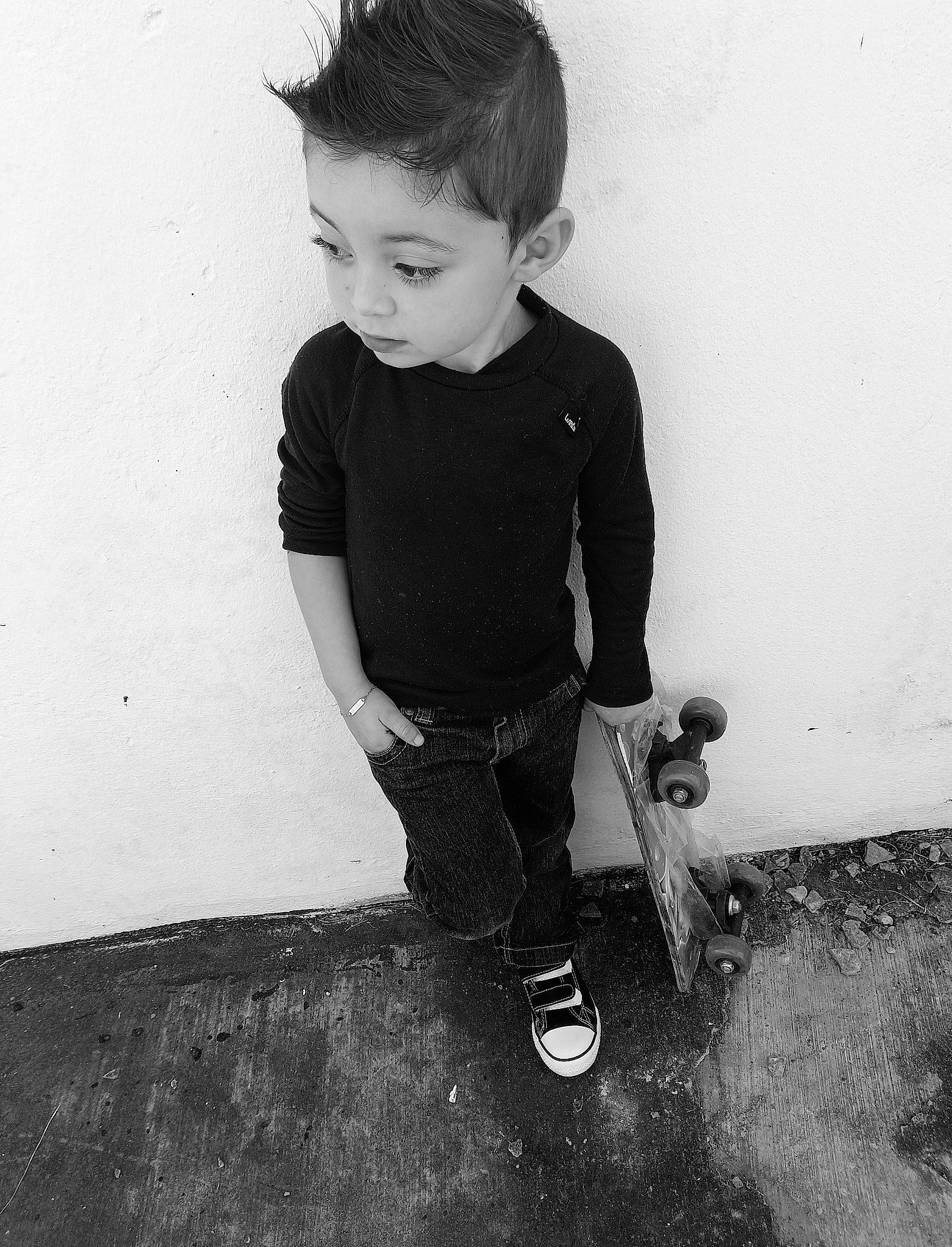 Lukas participe au concours pour gagner de l'argent avec cette photo : art, black, black_and_white, child, cool, flash_photography, floor, flooring, fun, happy, human_body, monochrome, monochrome_photography, person, sitting, sleeve, standing, style, t_shirt, tints_and_shades