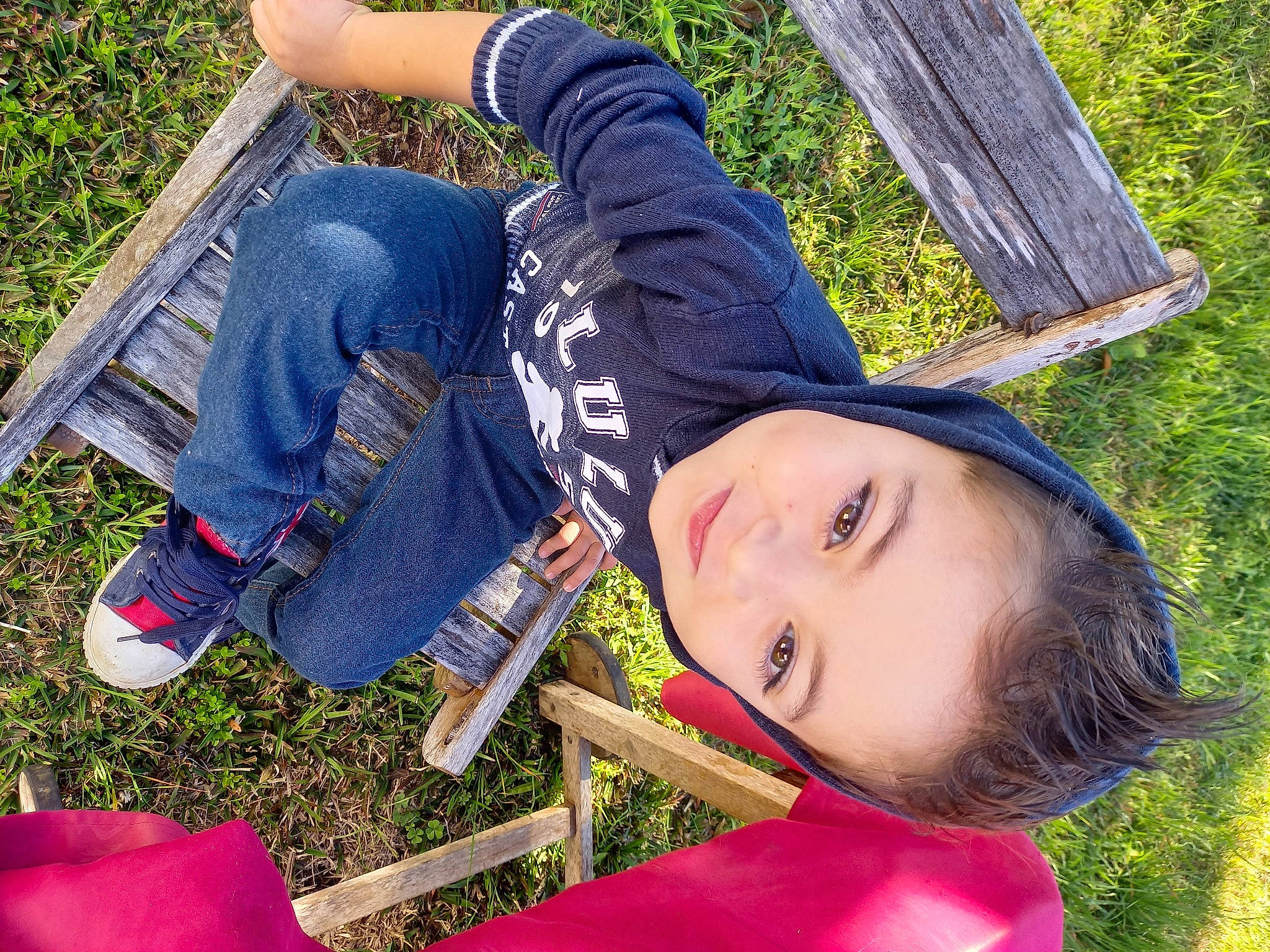 Lukas participe au concours pour gagner de l'argent avec cette photo : child, electric_blue, fun, grass, grassland, green, happy, human_leg, leisure, pattern, people_in_nature, person, plant, recreation, red, sitting, soil, sunlight, toddler, tree