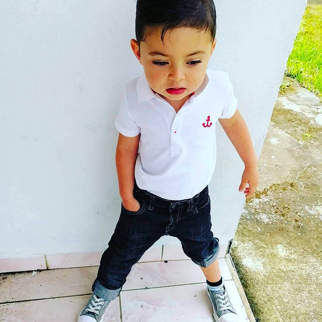 Lukas a rejoint le concours — aidez-le/la à gagner de superbes lots ! baby, baby_toddler_clothing, cheek, child, collar, cool, dress_shirt, face, flash_photography, gesture, happy, knee, neck, pattern, person, shoulder, sitting, sleeve, street_fashion, t_shirt