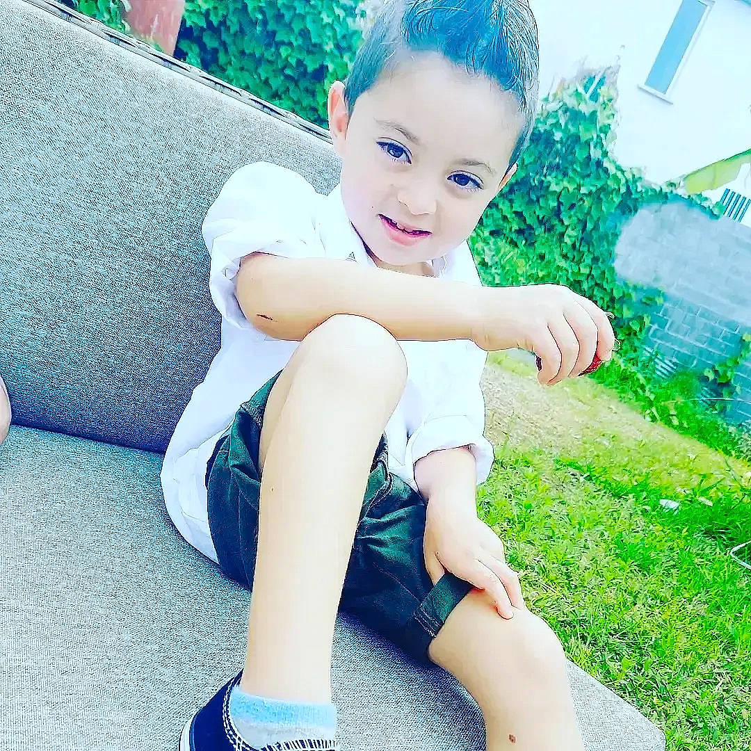 Lukas a rejoint le concours — aidez-le/la à gagner de superbes lots ! azure, baby_toddler_clothing, blue, cool, facial_expression, finger, flash_photography, grass, green, happy, knee, leisure, people_in_nature, person, shorts, shoulder, sleeve, smile, sportswear, t_shirt