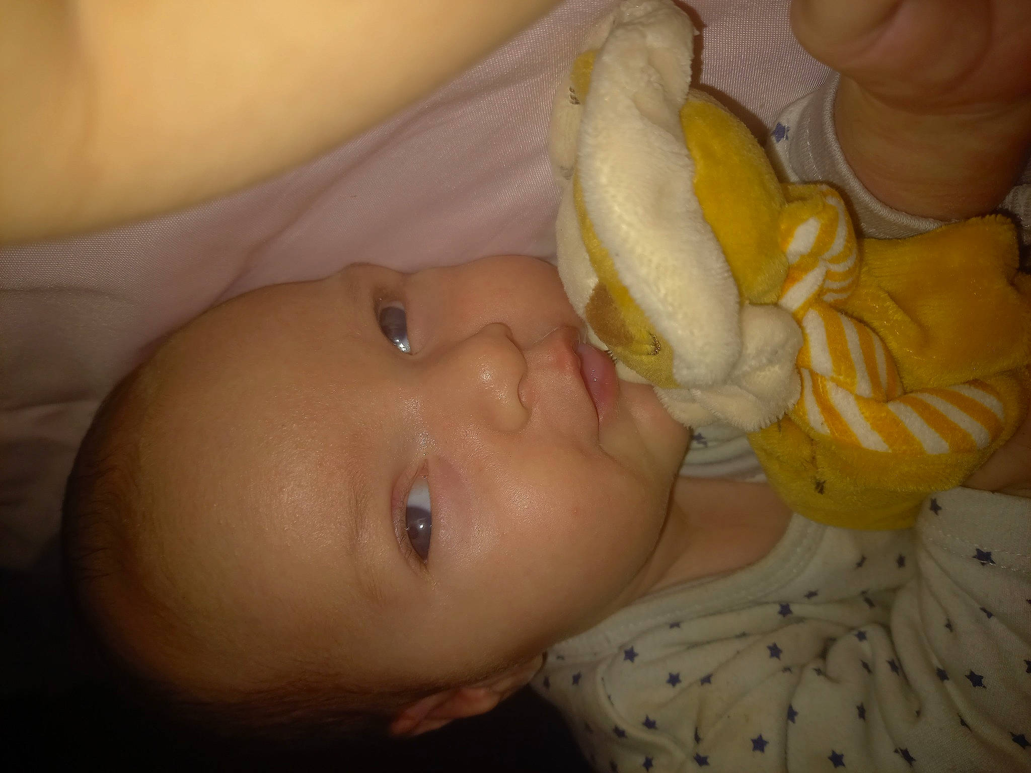 Charly a rejoint le concours — aidez-le/la à gagner de superbes lots ! abdomen, arm, baby, baby_toddler_clothing, cheek, chest, ear, eyelash, finger, gesture, hand, human_body, iris, mouth, nail, nose, person, skin, thumb, toddler