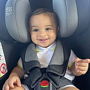 Nassim participe au concours pour gagner de l'argent avec cette photo : baby, car, car_seat, child, clothing, cute, feet, hands, happy, headrest, indoors, infant, memory_foam, person, safety_harness, seat, seatbelt, smiling, toddler, transportation