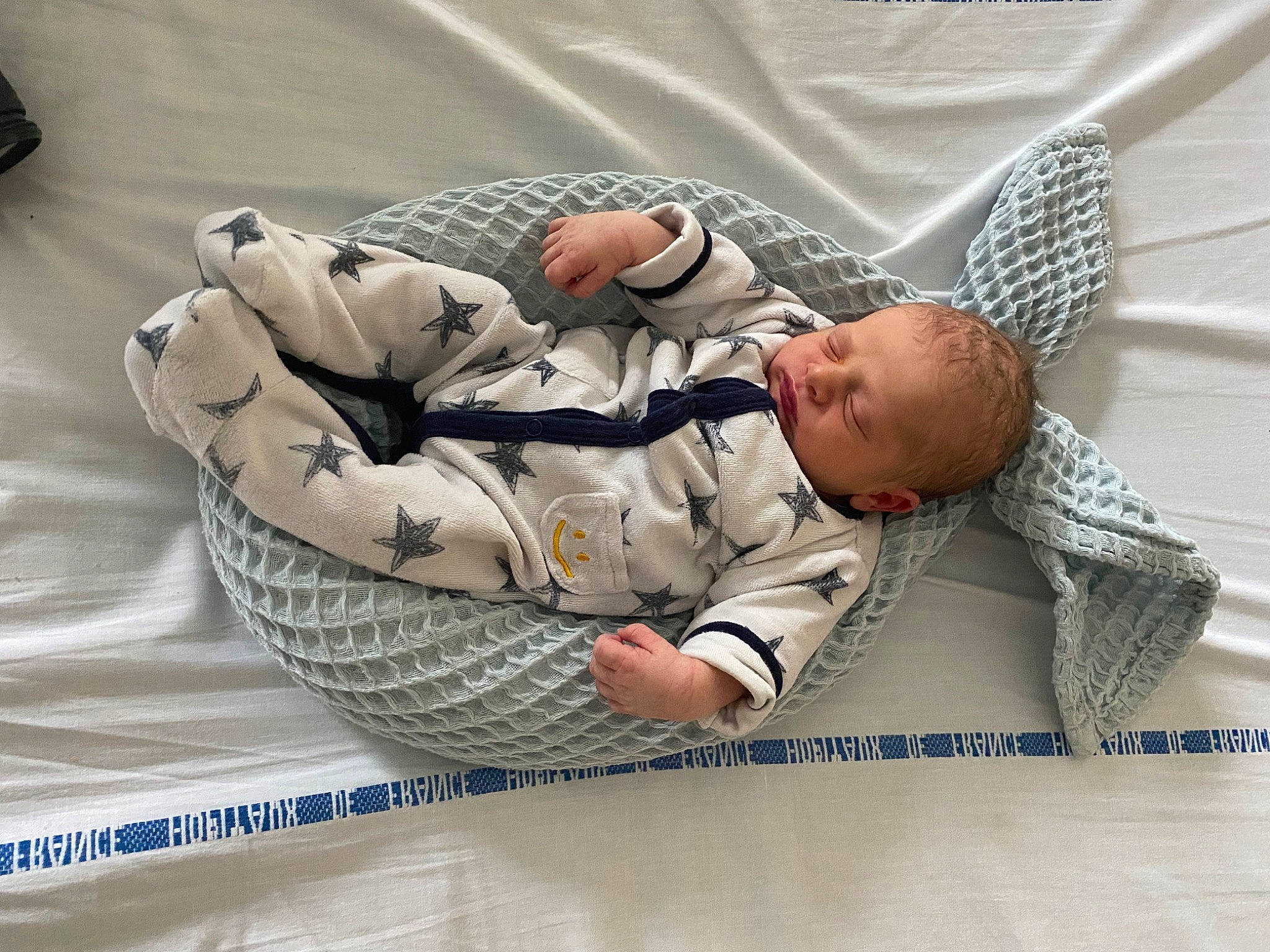 Sacha participe au concours pour gagner de l'argent avec cette photo : baby, baby_products, baby_sleeping, baby_toddler_clothing, bedding, bedtime, carmine, child, comfort, flooring, grey, linens, nap, pattern, person, room, sitting, sleep, sleeve, textile