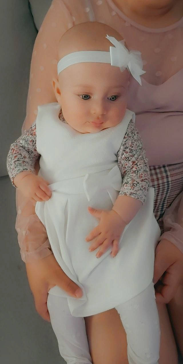 Eline a rejoint le concours — aidez-le/la à gagner de superbes lots ! baby, baby_toddler_clothing, cap, dress, eye, finger, gesture, hair, happy, headgear, human_body, joint, leg, lip, person, pink, product, skin, sleeve, textile