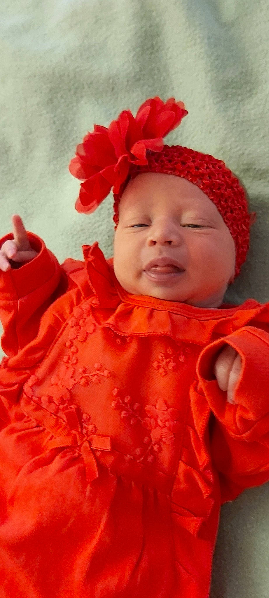 Eline a rejoint le concours — aidez-le/la à gagner de superbes lots ! baby, baby_toddler_clothing, cheek, eye, face, happy, head, headwear, human_body, jacket, lip, nose, orange, outerwear, person, pink, red, skin, sleeve, smile