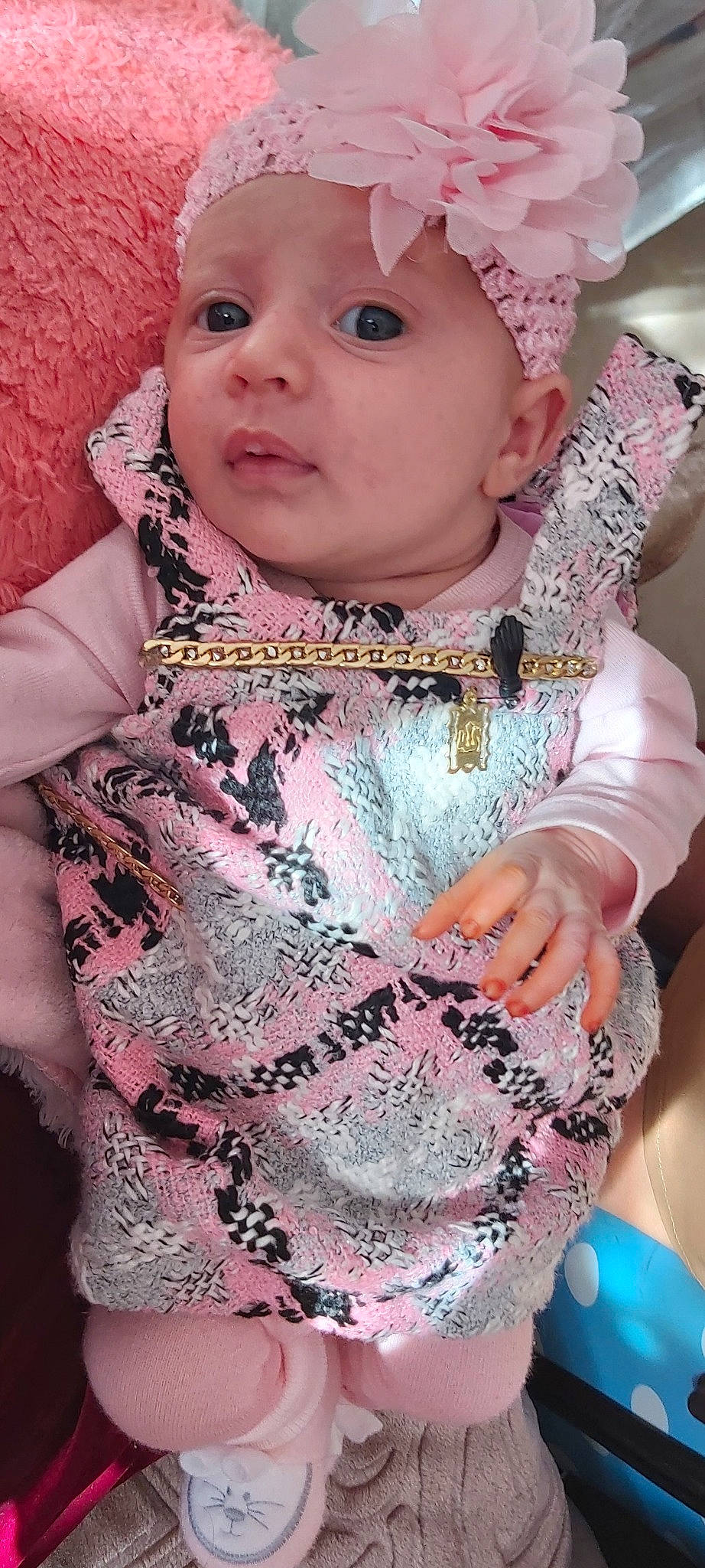 Eline participe au concours pour gagner de l'argent avec cette photo : baby, baby_toddler_clothing, blue, cool, dress, eyelash, happy, headwear, human_body, lip, magenta, neck, necklace, organ, person, photograph, pink, skin, sleeve, textile