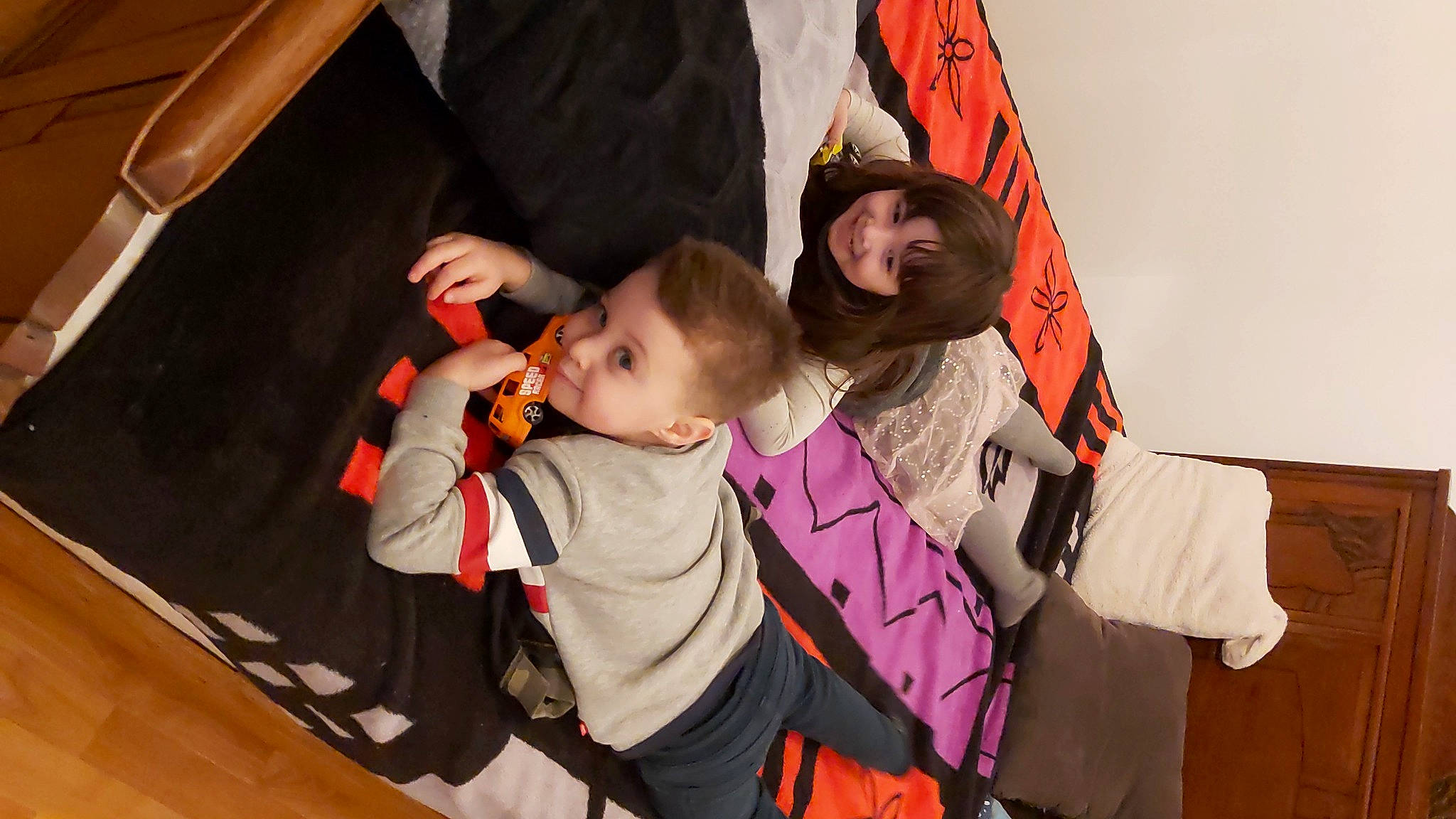 Nizar participe au concours pour gagner de l'argent avec cette photo : baby, baby_carriage, baby_products, backpack, bag, chair, child, comfort, costume, event, flag, fun, happy, joy, leisure, luggage_and_bags, orange, person, room, smile