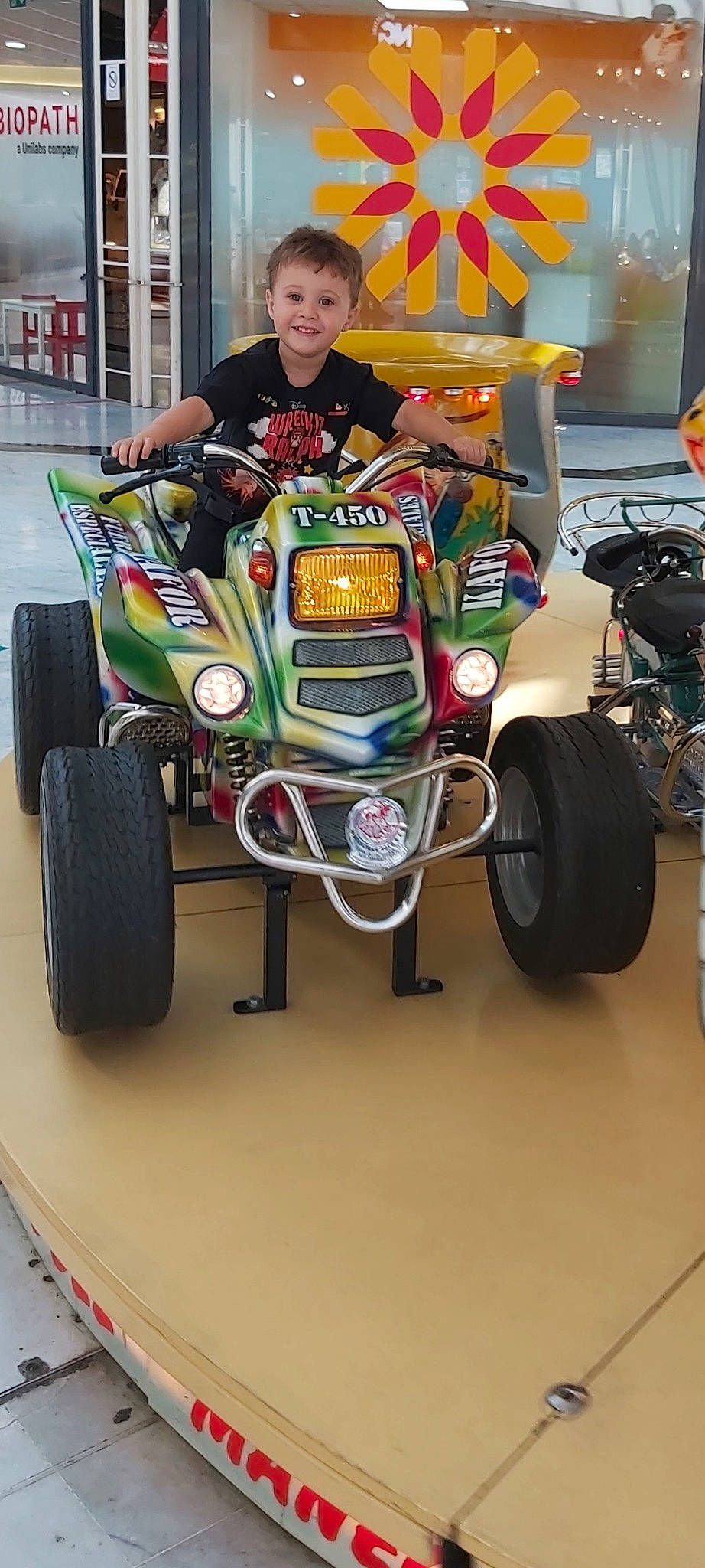 Nizar participe au concours pour gagner de l'argent avec cette photo : auto_part, automotive_design, automotive_exterior, automotive_tire, automotive_wheel_system, car, engineering, fun, joy, motor_vehicle, motorsport, person, riding_toy, rim, rolling, synthetic_rubber, tire, toddler, toy, tread