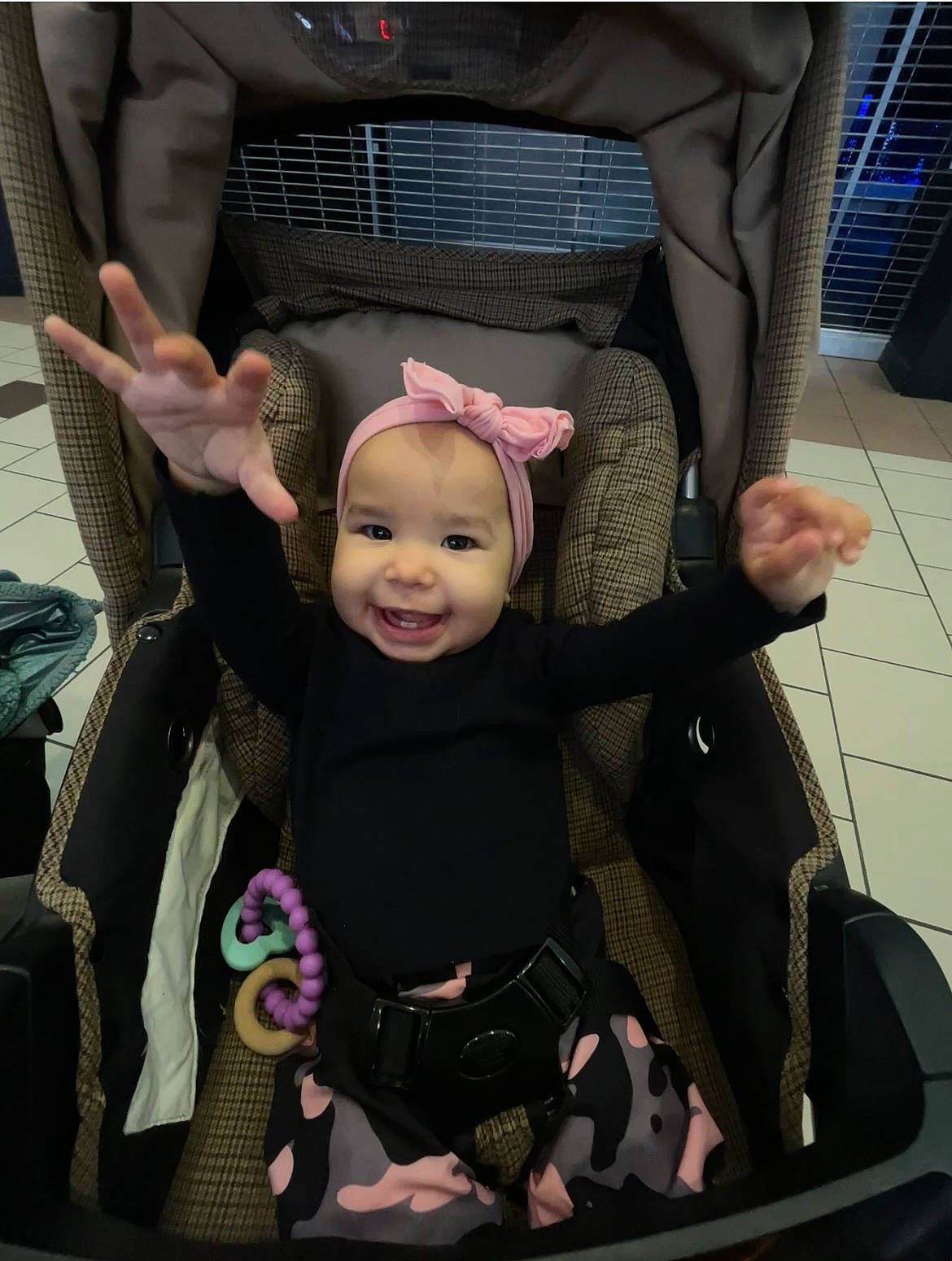 Halo is registered to the contest to win money with this photo: auto_part, baby, baby_carriage, baby_products, baby_toddler_clothing, black, car_seat, cheek, child, comfort, family_car, fun, joy, luxury_vehicle, motor_vehicle, person, seat_belt, smile, toddler, travel