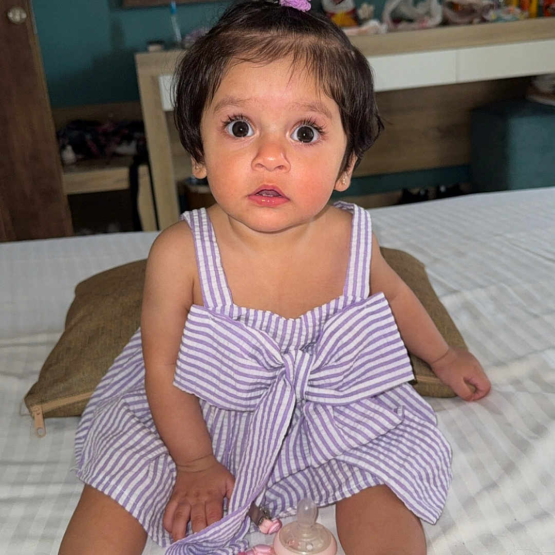 Ellanoor is registered to the contest to win money with this photo: ankle, baby, bodypart, computerhardware, couch, electronics, face, finger, furniture, hand, hardware, head, monitor, person, photography, portrait, screen, sitting, tv, wood