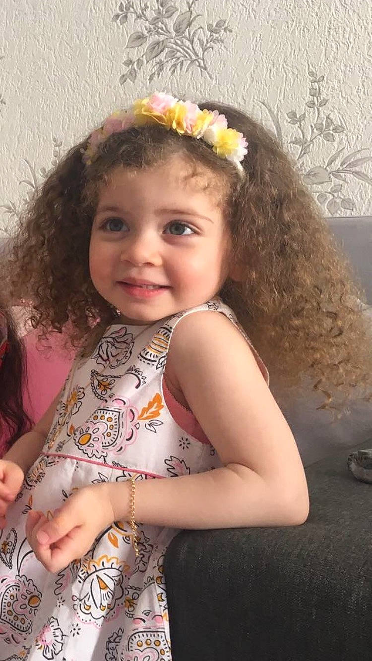 Wiem a rejoint le concours — aidez-le/la à gagner de superbes lots ! baby_toddler_clothing, day_dress, dress, eye, facial_expression, flash_photography, flower, fun, hairstyle, happy, head, human_body, iris, joy, lip, long_hair, neck, person, shoulder, skin