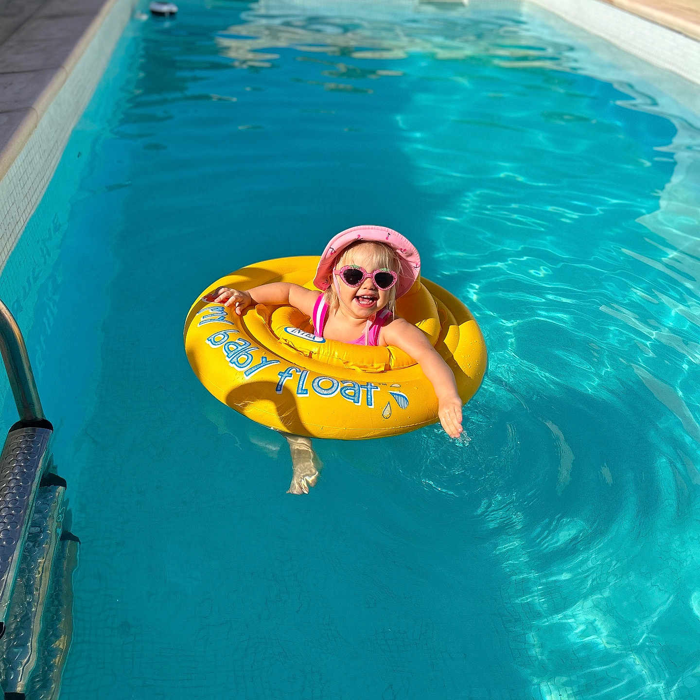 Hanaé participe au concours pour gagner de l'argent avec cette photo : accessories, baby, clothing, face, glasses, head, leisureactivities, lifejacket, person, photography, pool, portrait, sport, summer, swimming, swimmingpool, swimwear, vest, water, watersports