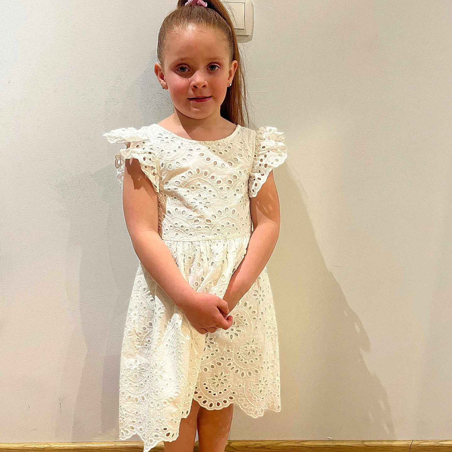 Maylie a rejoint le concours — aidez-le/la à gagner de superbes lots ! child, clothing, dress, eveningdress, face, female, footwear, formalwear, girl, hardwood, head, lace, person, photography, portrait, sandal, shoe, skirt, sleeve, wood