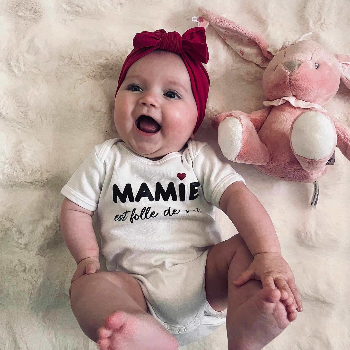 Thaïssa participe au concours pour gagner de l'argent avec cette photo : baby, babylaughing, bodypart, cap, clothing, face, finger, hand, happy, hat, head, laughing, person, photography, portrait, sitting, smile, t_shirt, teddybear, toy