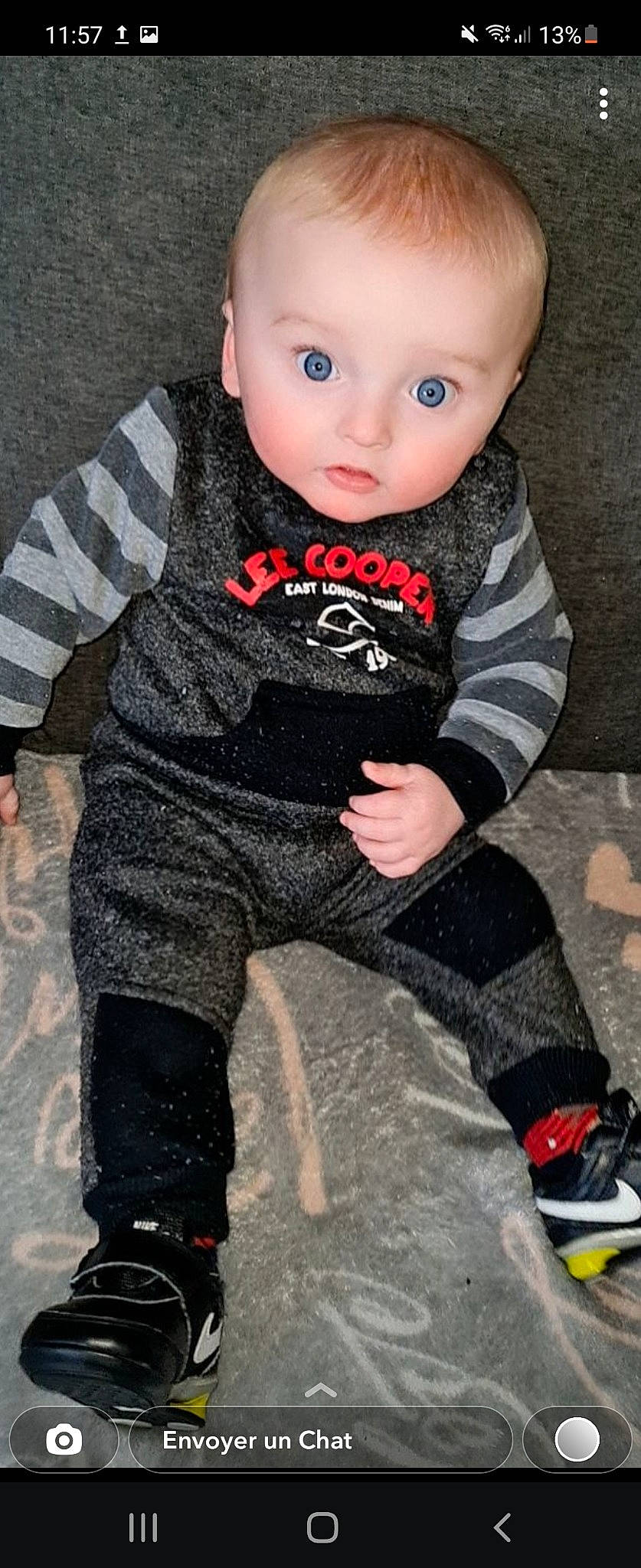 Dariusz a rejoint le concours — aidez-le/la à gagner de superbes lots ! baby, baby_toddler_clothing, blue, cheek, child, cool, eyelash, flooring, fur, grey, hairstyle, long_sleeved_t_shirt, pattern, person, pink, sitting, sleeve, sportswear, surprise, t_shirt