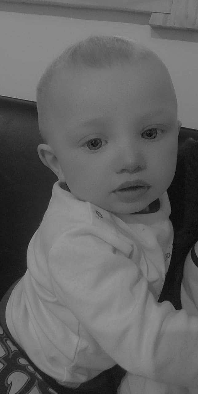 Thyam participe au concours pour gagner de l'argent avec cette photo : baby, baby_toddler_clothing, cheek, child, chin, collar, comfort, eyebrow, eyelash, flash_photography, iris, lip, monochrome, monochrome_photography, neck, no_expression, nose, person, skin, sleeve