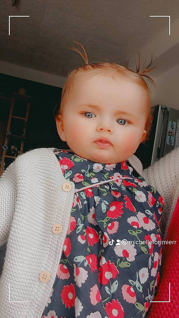 Agnieska a rejoint le concours — aidez-le/la à gagner de superbes lots ! baby, baby_toddler_clothing, bookcase, cheek, child, collar, dress, dress_shirt, eye, face, formal_wear, iris, lip, neck, pattern, person, shelf, skin, sleeve, standing