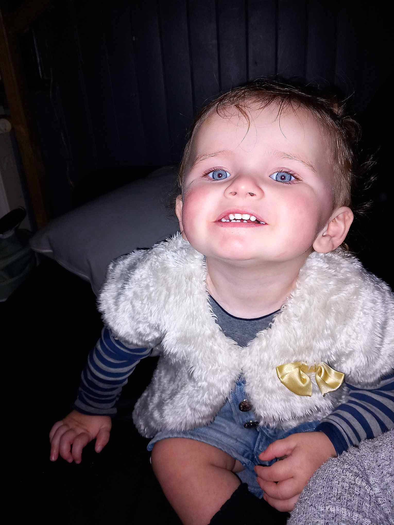 Agnieska participe au concours pour gagner de l'argent avec cette photo : baby, baby_toddler_clothing, cheek, child, chin, comfort, eye, eyebrow, flash_photography, fun, hair, happy, iris, joy, lip, nose, person, sitting, skin, sleeve