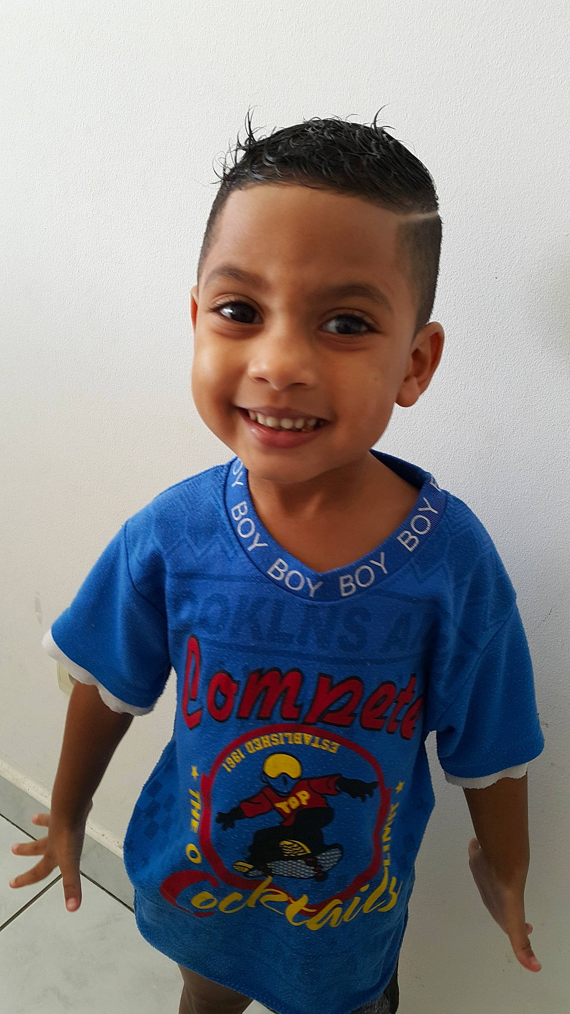 Kelson a rejoint le concours — aidez-le/la à gagner de superbes lots ! blue, boy, child, cool, fun, girl, hair, hairstyle, human, joy, neck, outerwear, person, shirt, shoulder, sleeve, smile, standing, t_shirt, textile