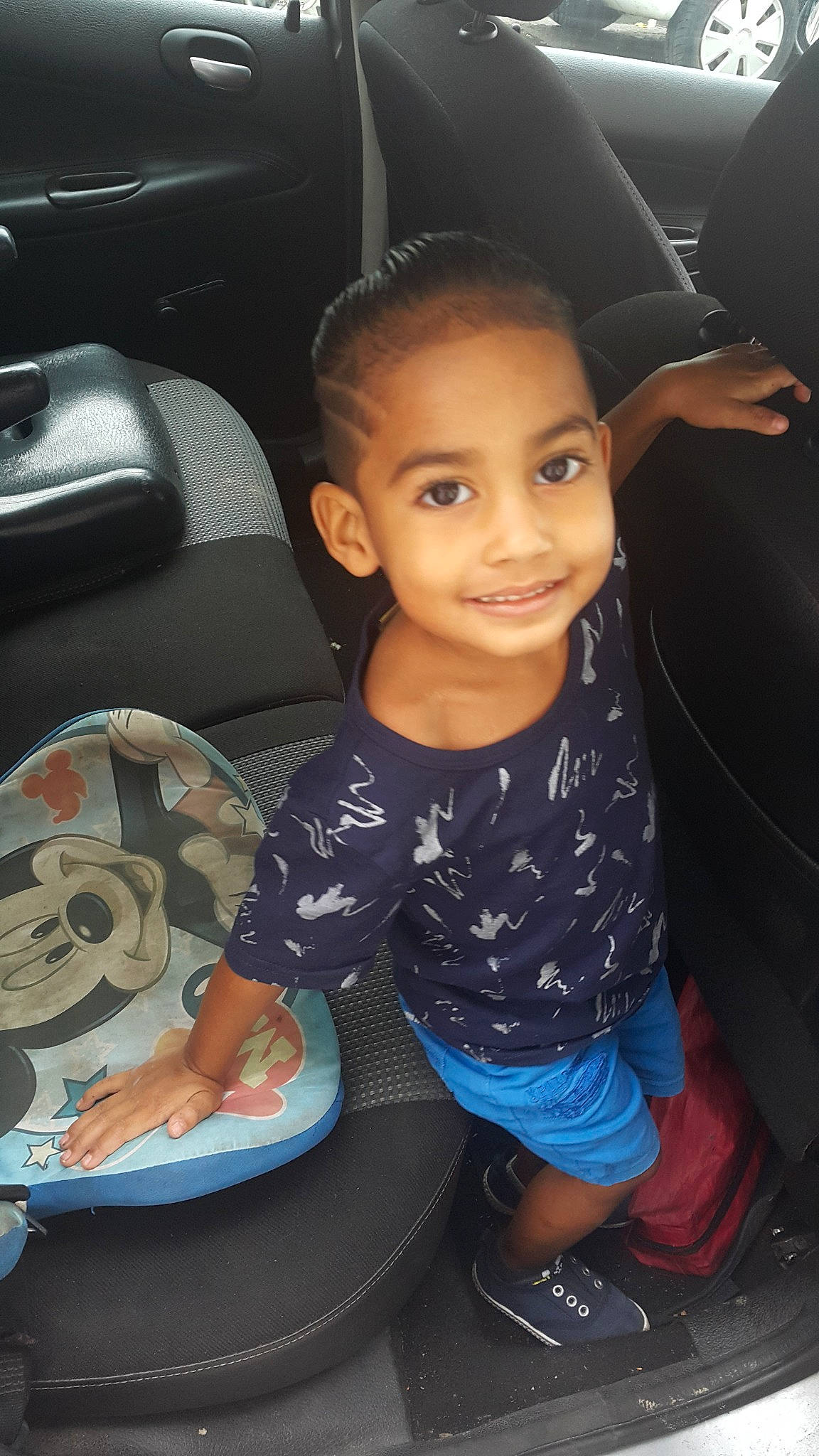 Kendrick a rejoint le concours — aidez-le/la à gagner de superbes lots ! car, car_seat, child, cool, family_car, fun, girl, joy, luxury_vehicle, person, product, sitting, toddler, vehicle, vehicle_door
