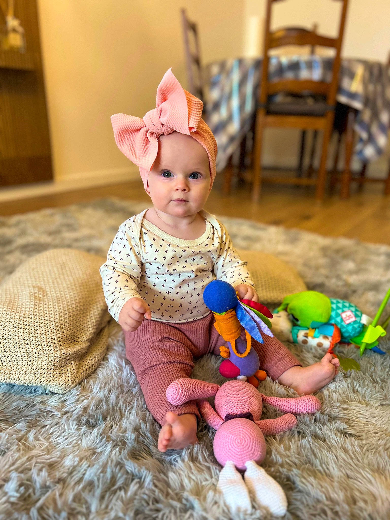 Eva a rejoint le concours — aidez-le/la à gagner de superbes lots ! baby, baby_toddler_clothing, chair, child, dress, eye, fashion_accessory, flooring, foot, fun, grass, happy, headwear, magenta, person, play, sitting, skin, sock, toddler