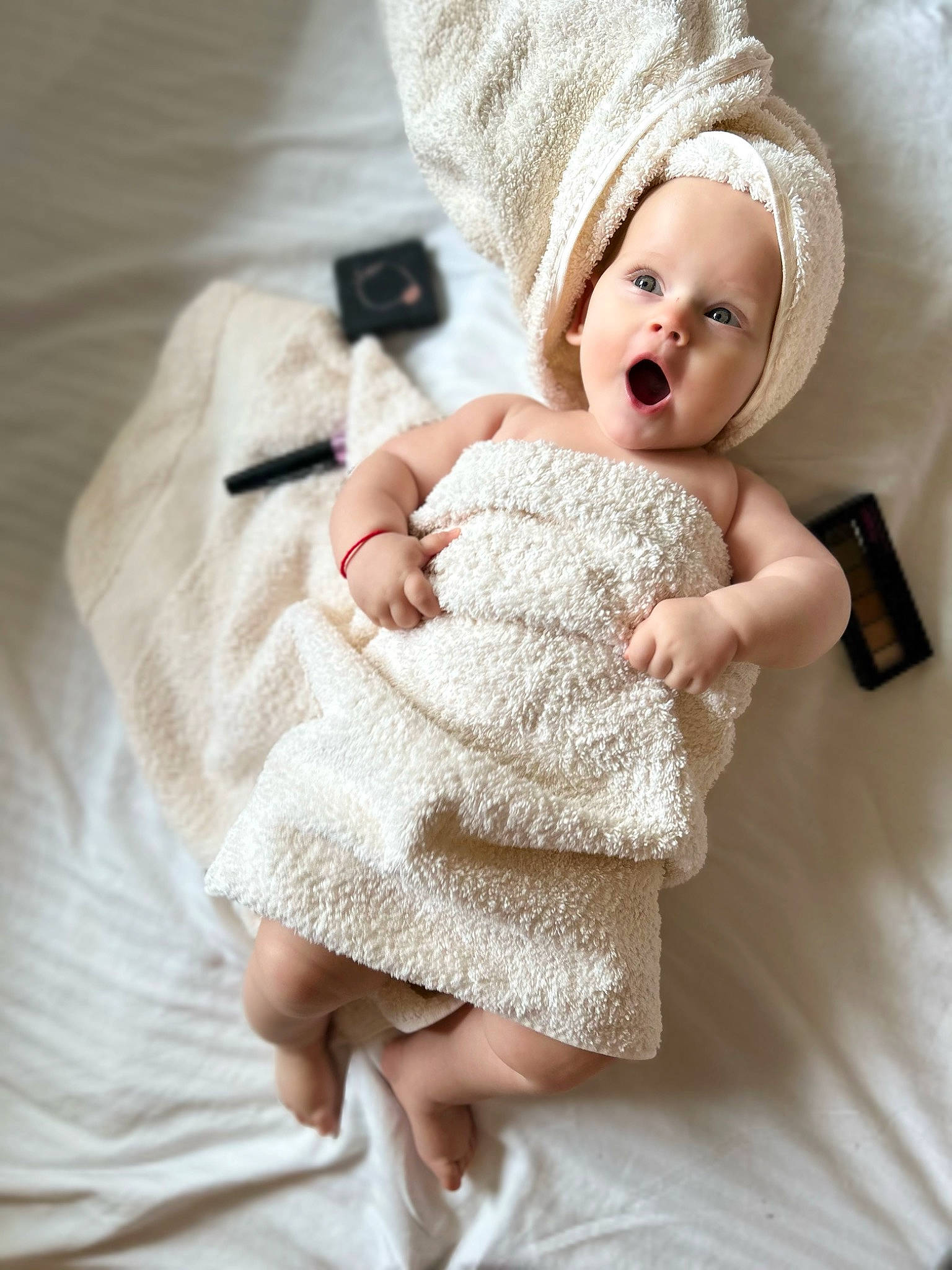 Eva a rejoint le concours — aidez-le/la à gagner de superbes lots ! art, baby, baby_sleeping, baby_toddler_clothing, cap, child, comfort, eye, eyelash, gesture, head, headwear, iris, knit_cap, linens, lip, person, pink, skin, sleeve