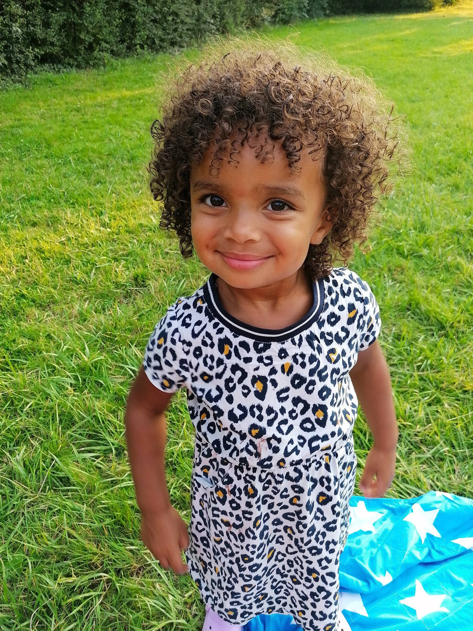 Louise participe au concours pour gagner de l'argent avec cette photo : baby_toddler_clothing, face, fun, grass, grass_family, green, hair, happy, head, joy, leaf, leisure, meadow, people_in_nature, person, plant, sleeve, smile, summer, t_shirt