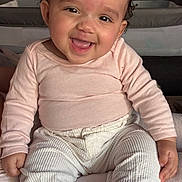 Jenaiah a rejoint le concours — aidez-le/la à gagner de superbes lots ! baby, infant, smiling, portrait, indoors, cute, tongue_out, onesie, socks, pants, seat, crib, nursery, happy, cheeks, hands, hair, eyes, skin, soft_lighting